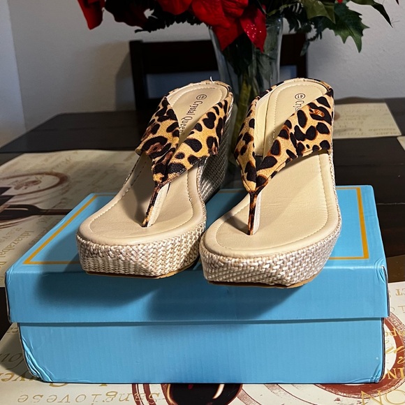 Brand new women’s wedge beach sandals. Heel height 3.73 inches - Picture 4 of 5